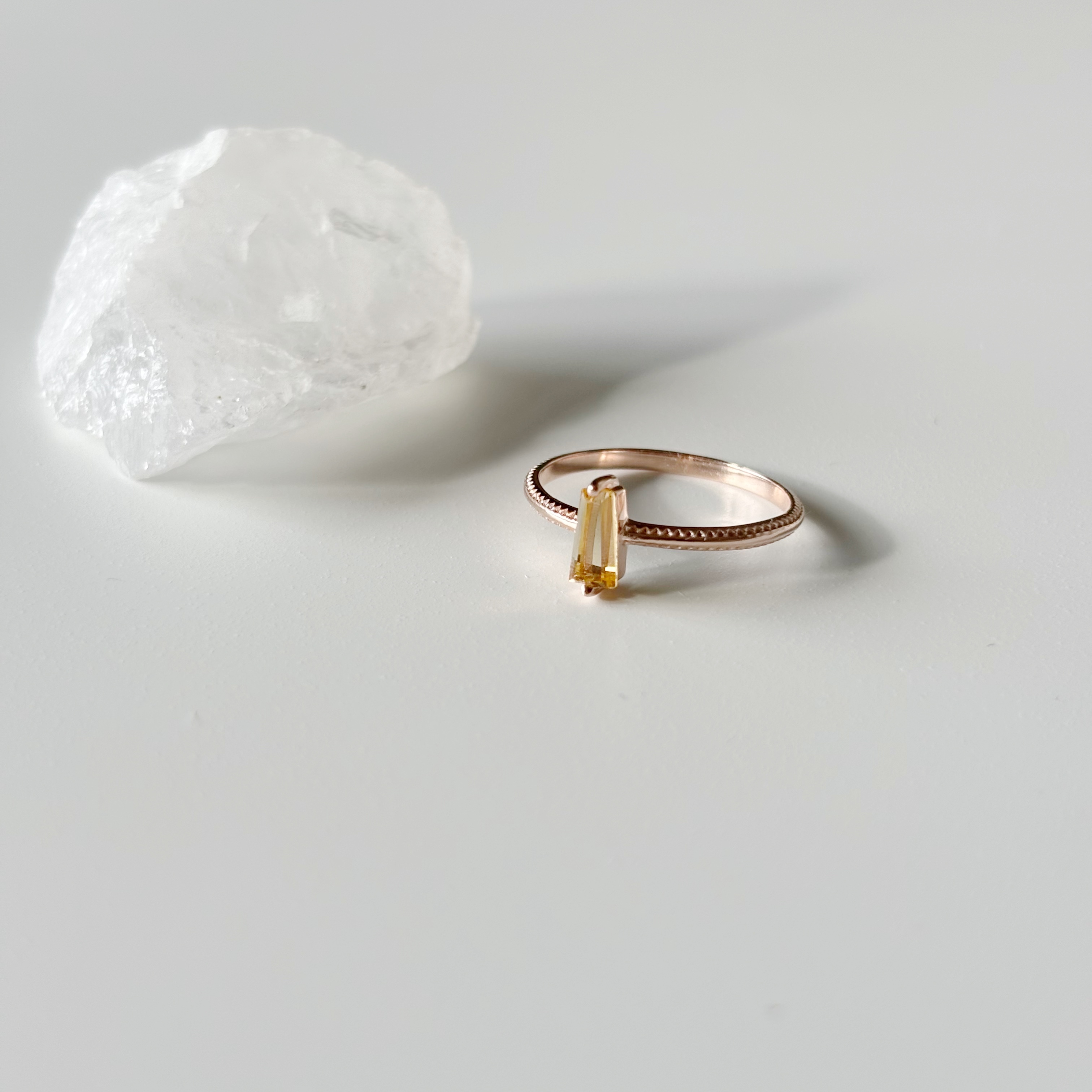 雙爪梯形黃水晶滾邊戒指