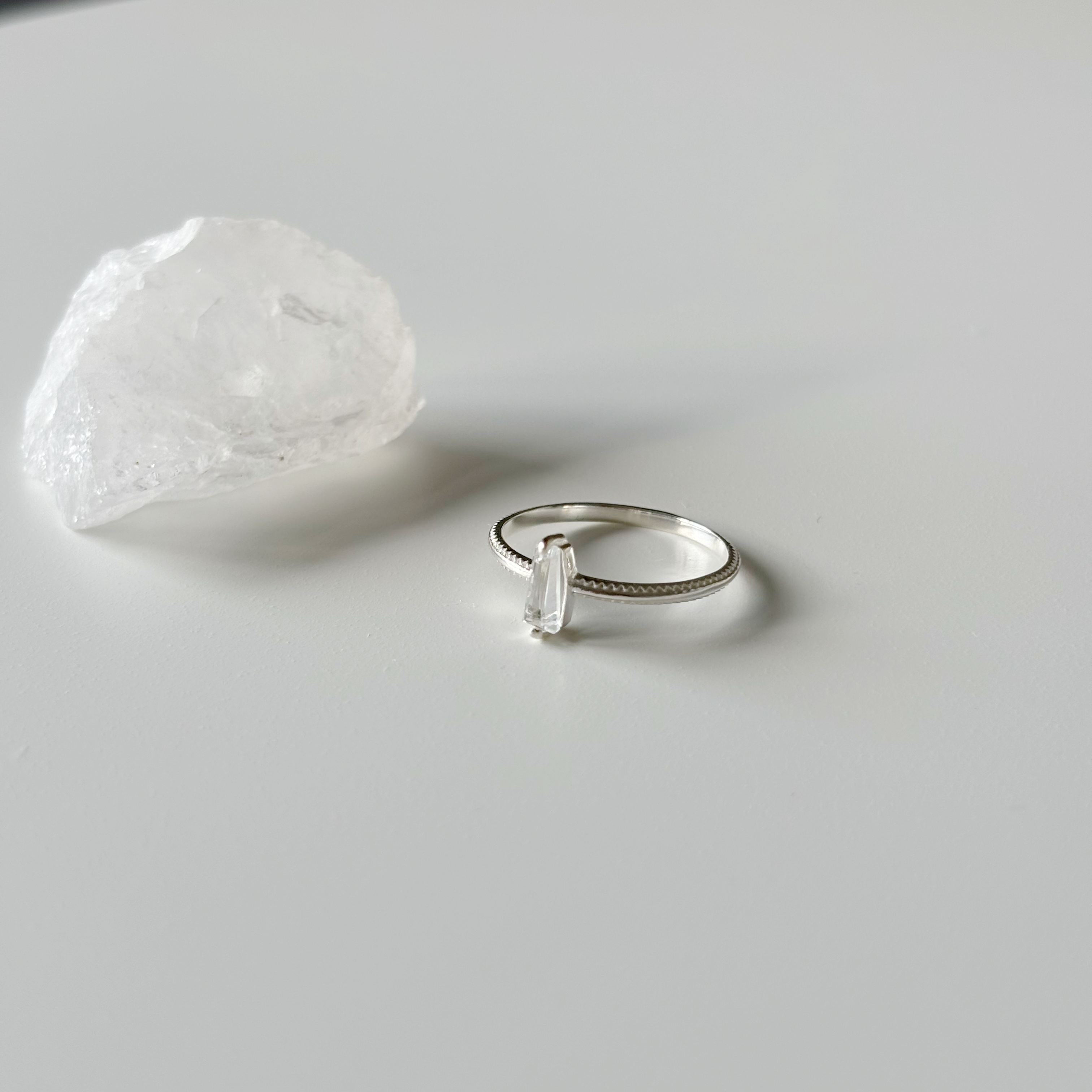 雙爪梯形白水晶滾邊戒指