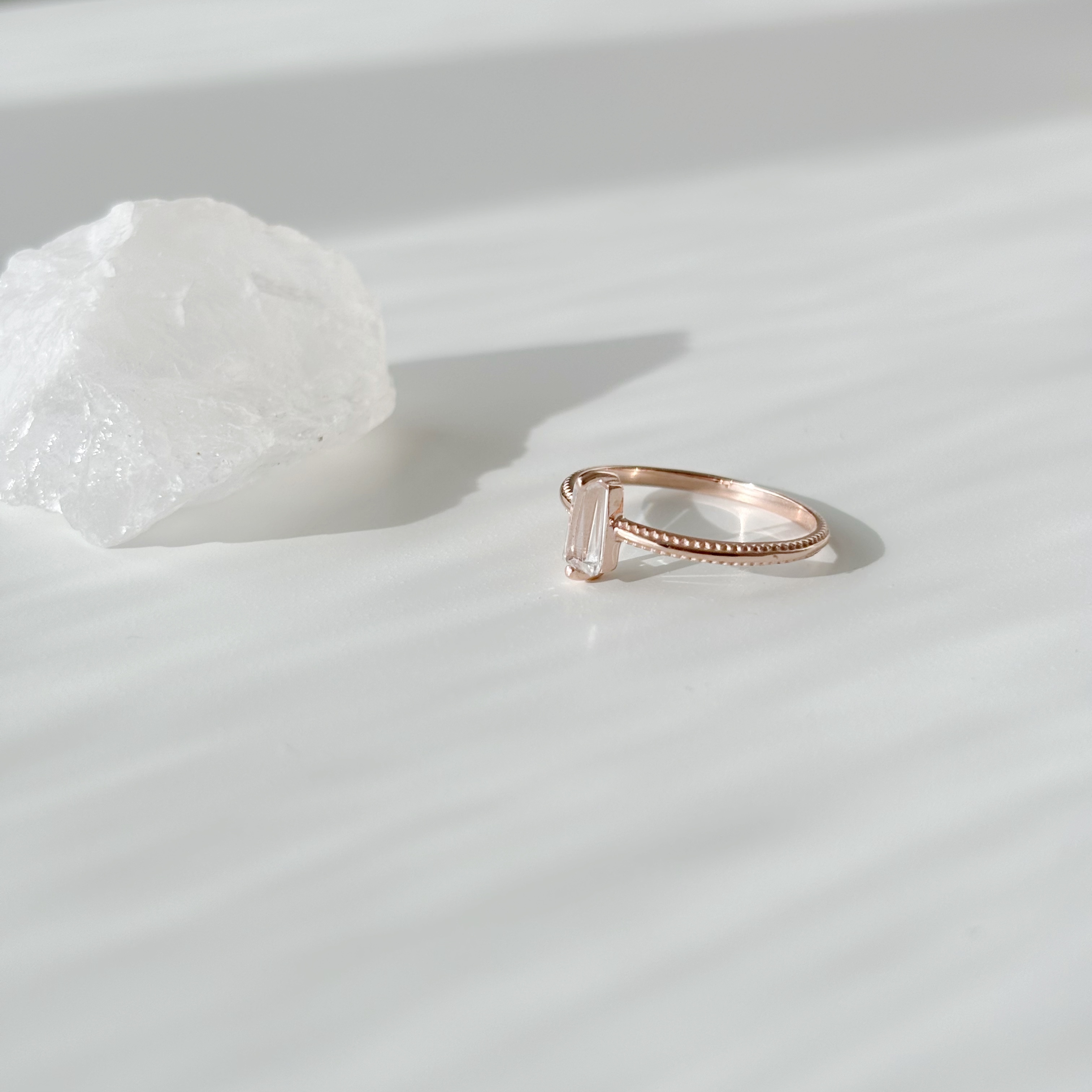 雙爪梯形白水晶滾邊戒指