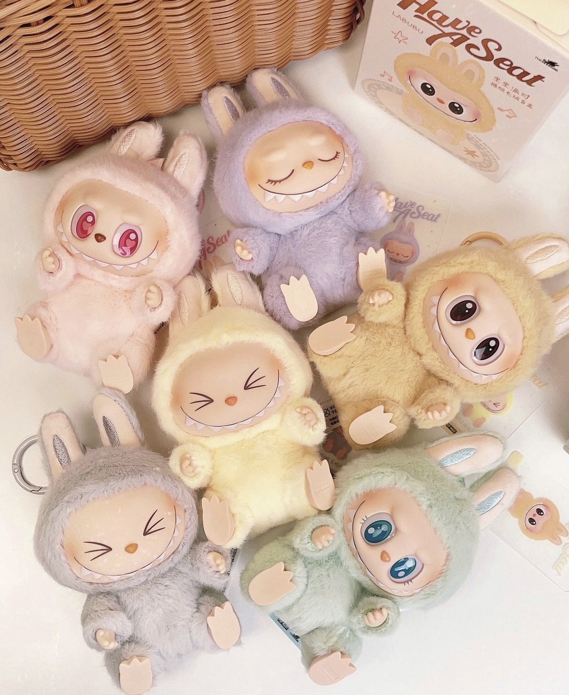 POPMART 泡泡瑪特 LABUBU 坐坐派對2.0 搪膠毛絨吊飾盲盒