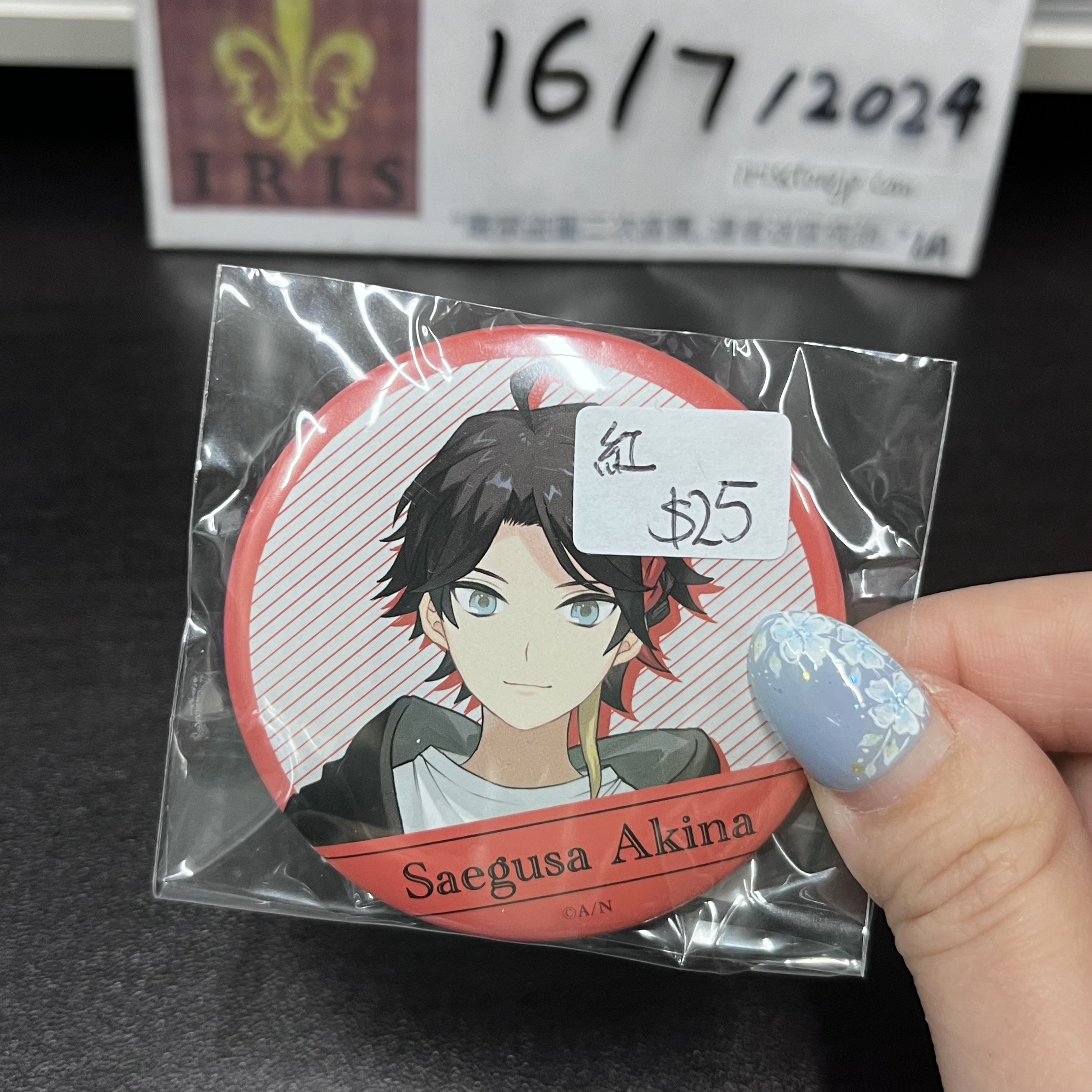 彩虹社 三枝明那 襟章 (紅)