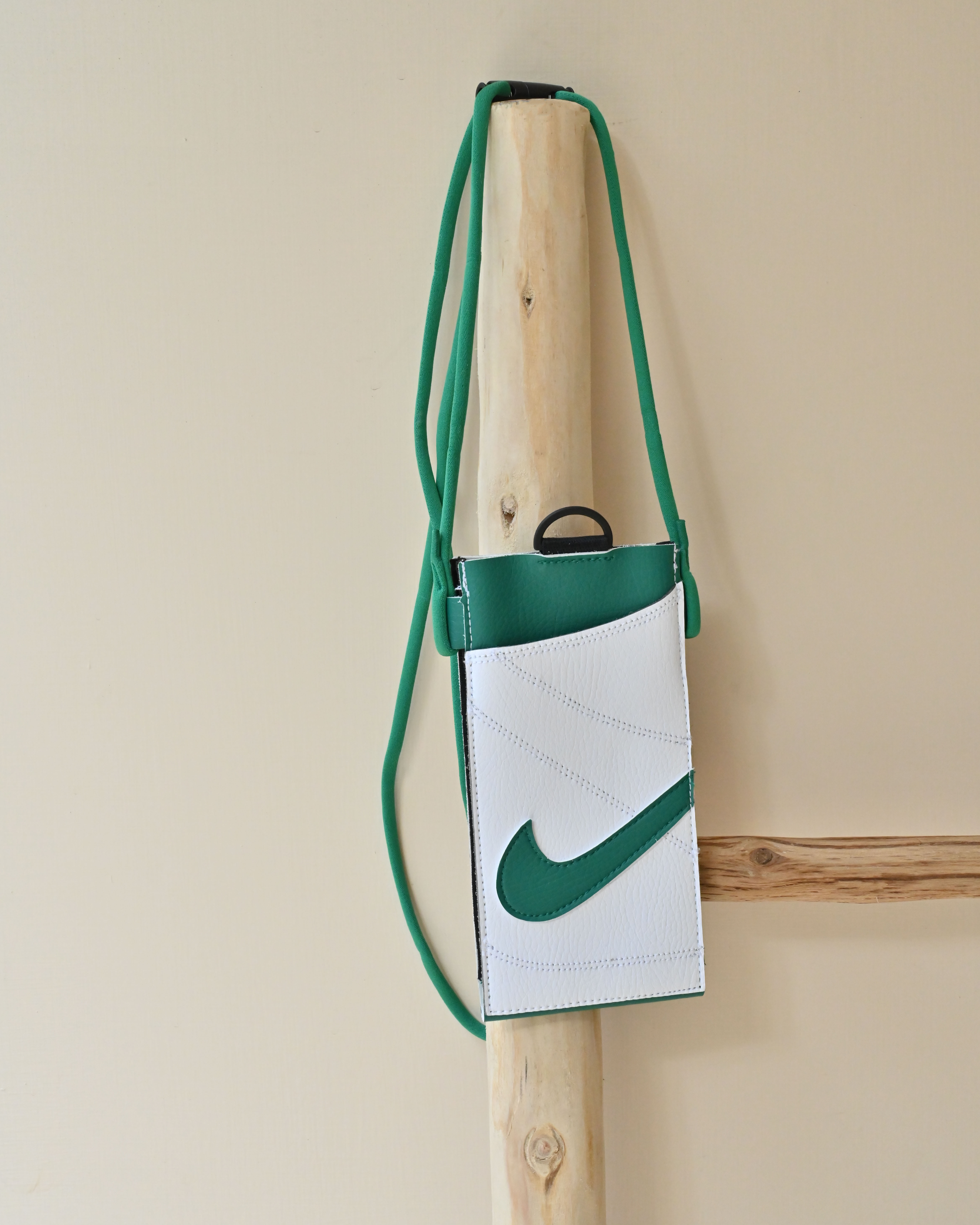 【現貨】NIKE PREMIUM 手機斜背包 白綠 N1010036311OS