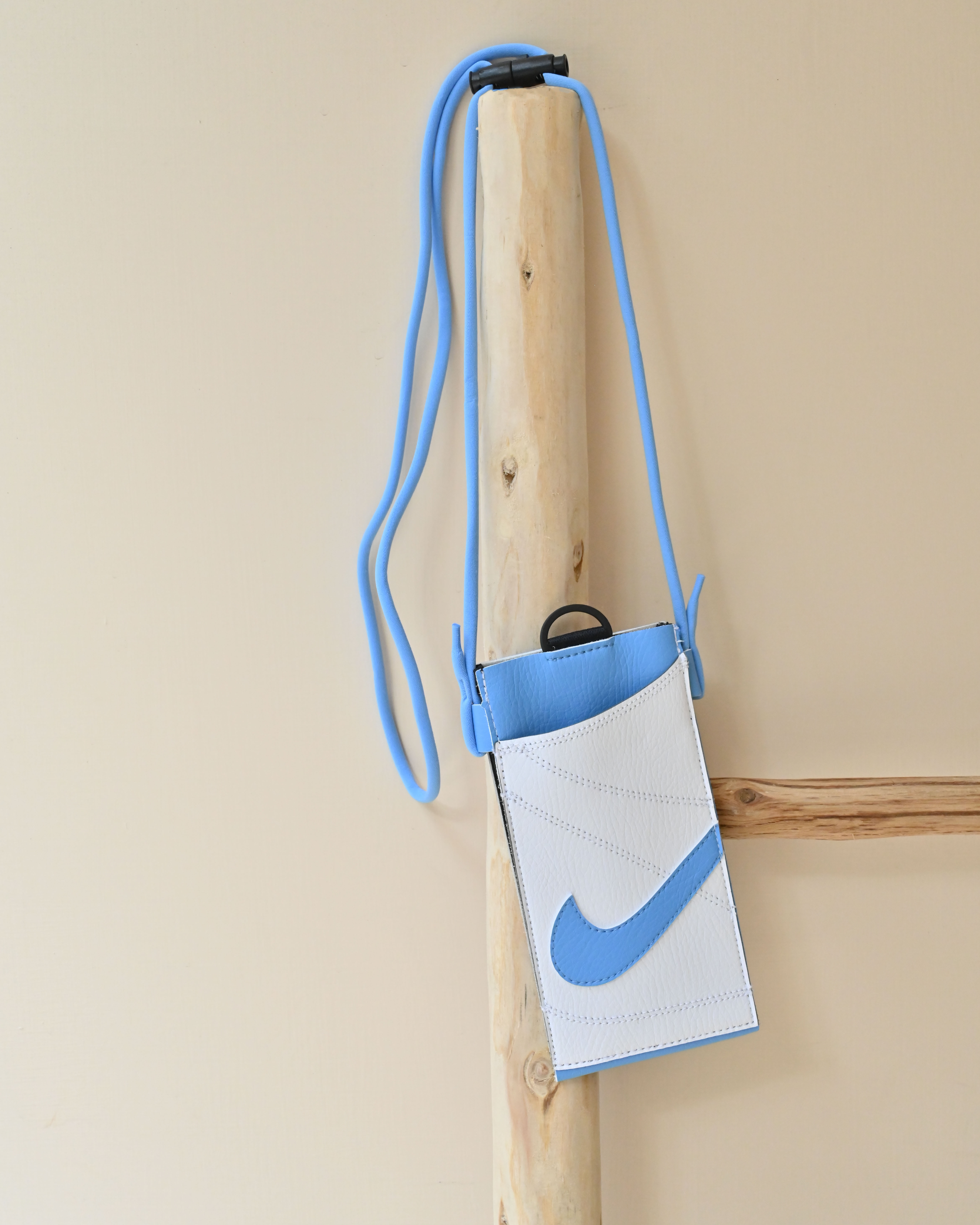 【現貨】NIKE PREMIUM 手機斜背包 白藍 N1010036451OS