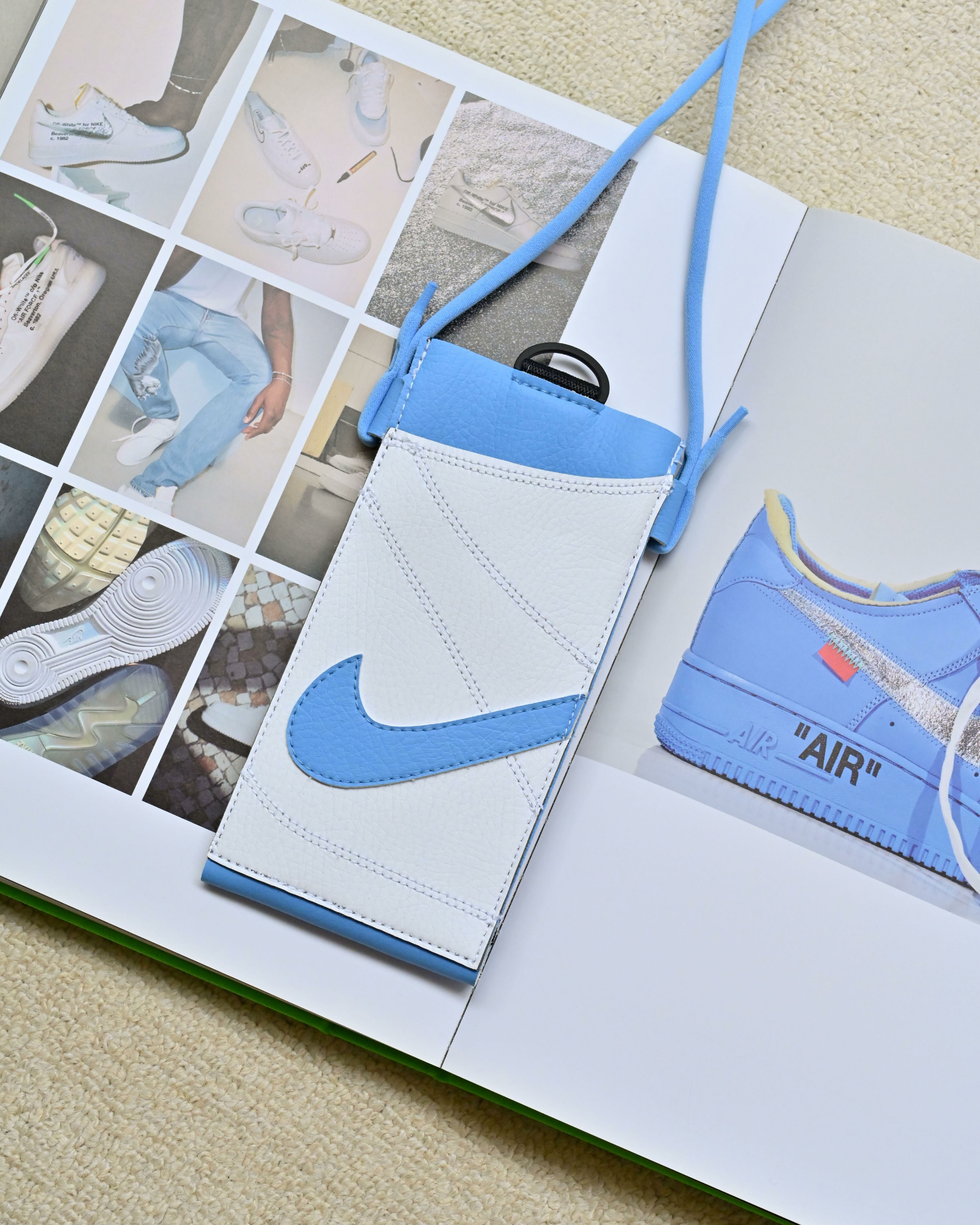 【現貨】NIKE PREMIUM 手機斜背包 白藍 N1010036451OS