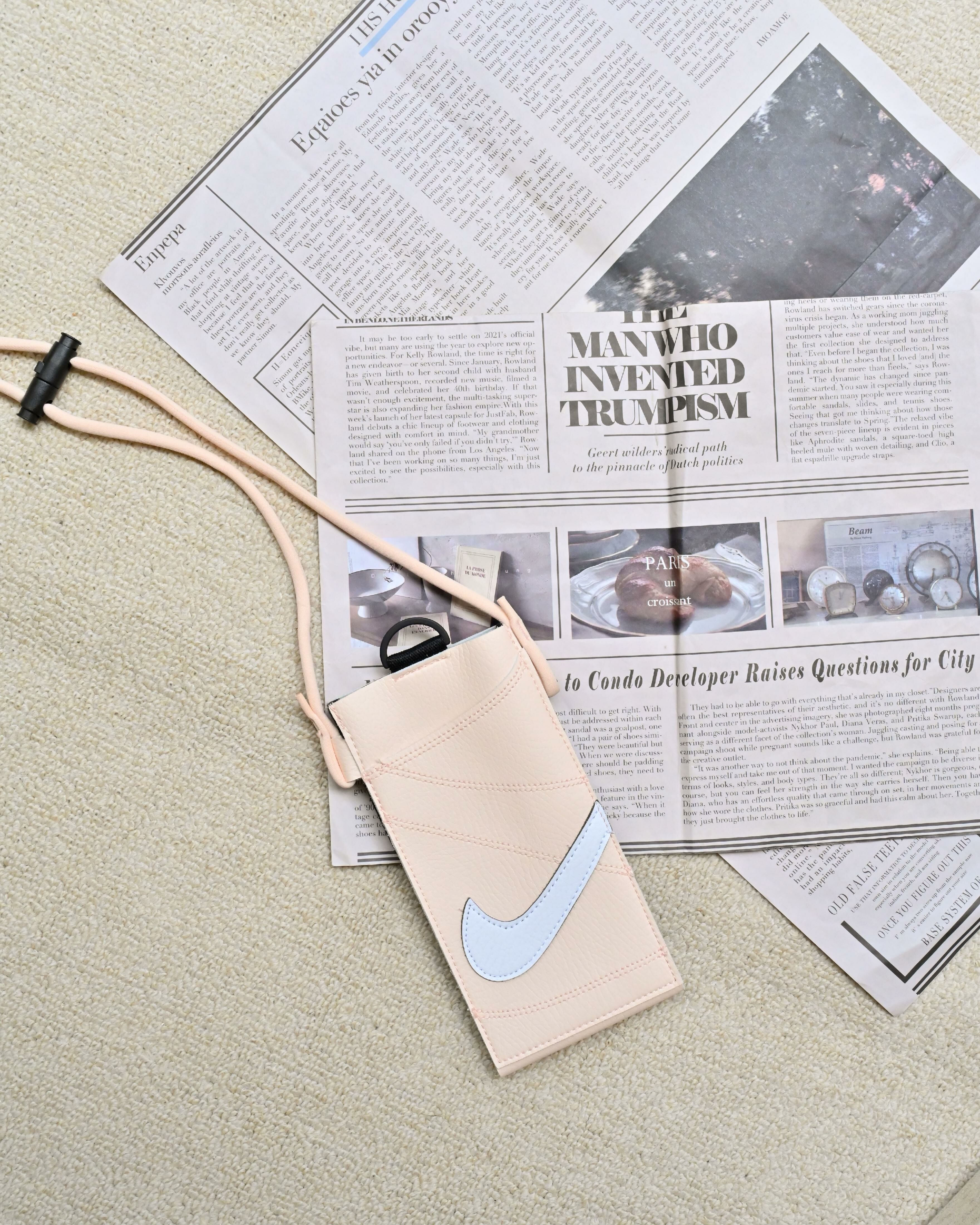 【現貨】NIKE PREMIUM 手機斜背包 奶杏 N1010036816OS