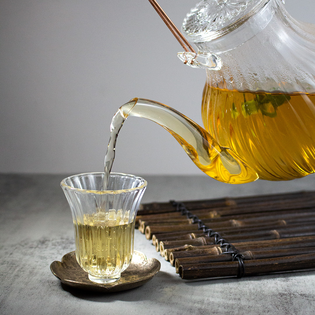 菊瓣銅把玻璃壺