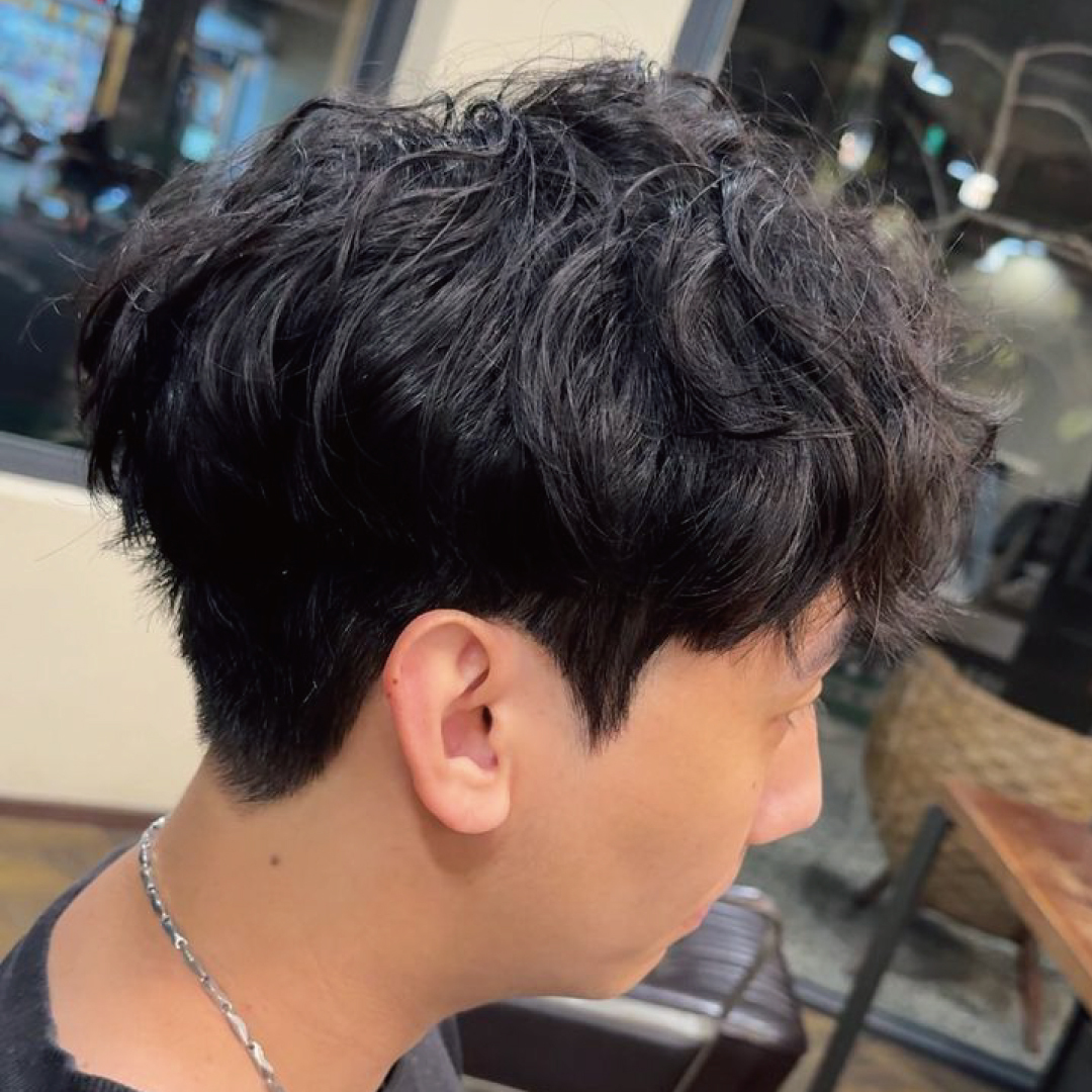 The sparse and loose hair style can increase the visual volume.