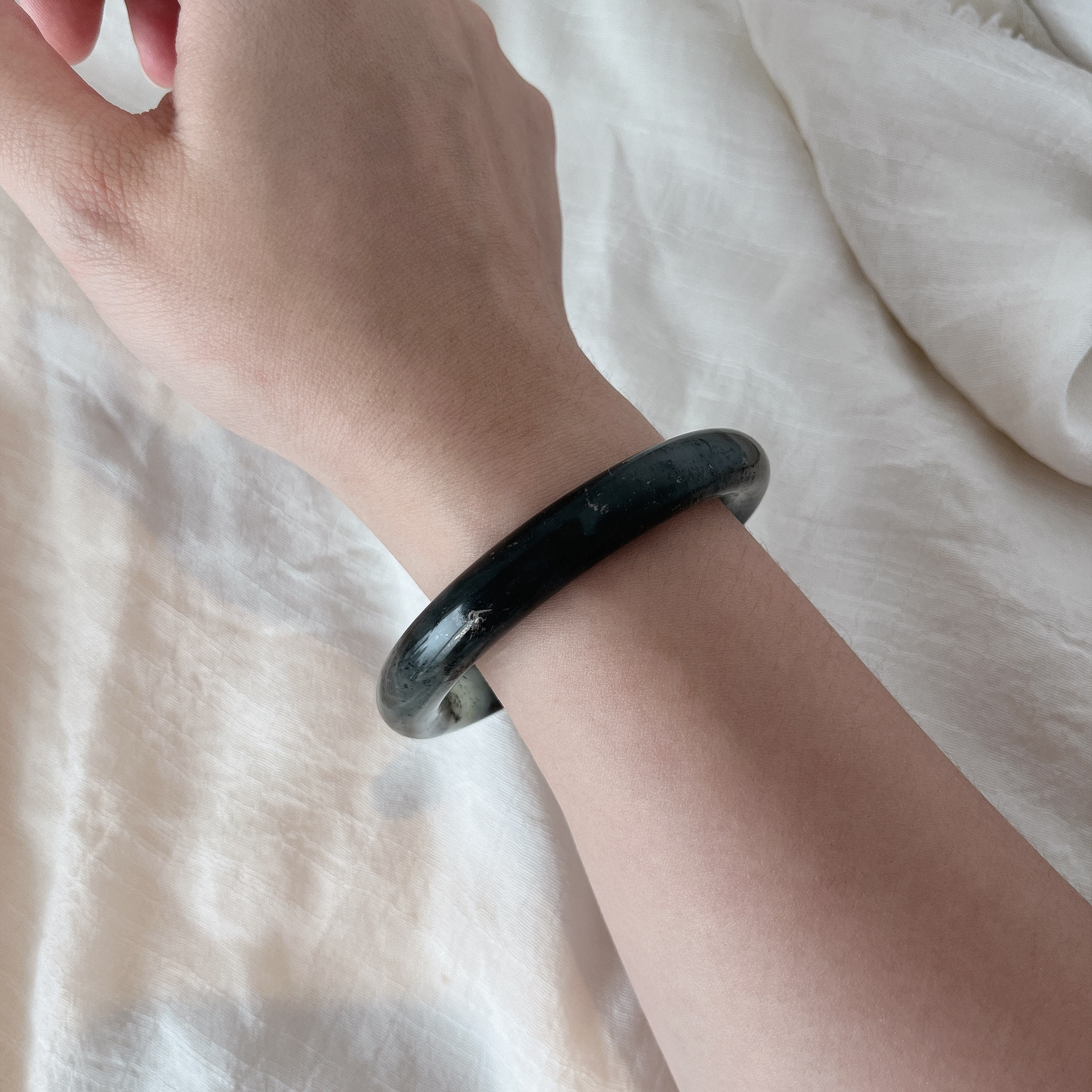 岫玉．春墨灑金仙宮圓條鐲