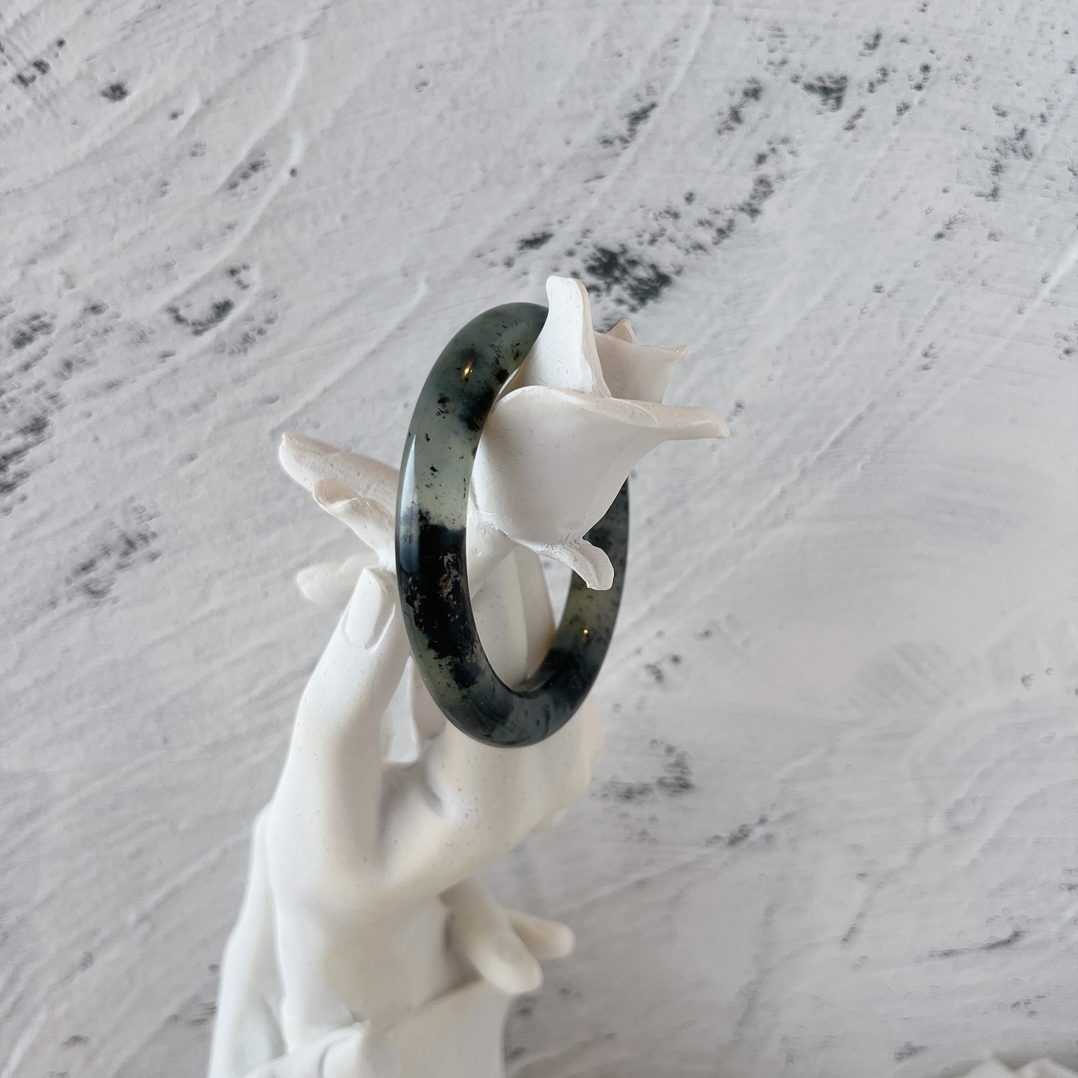 岫玉．春墨灑金仙宮圓條鐲