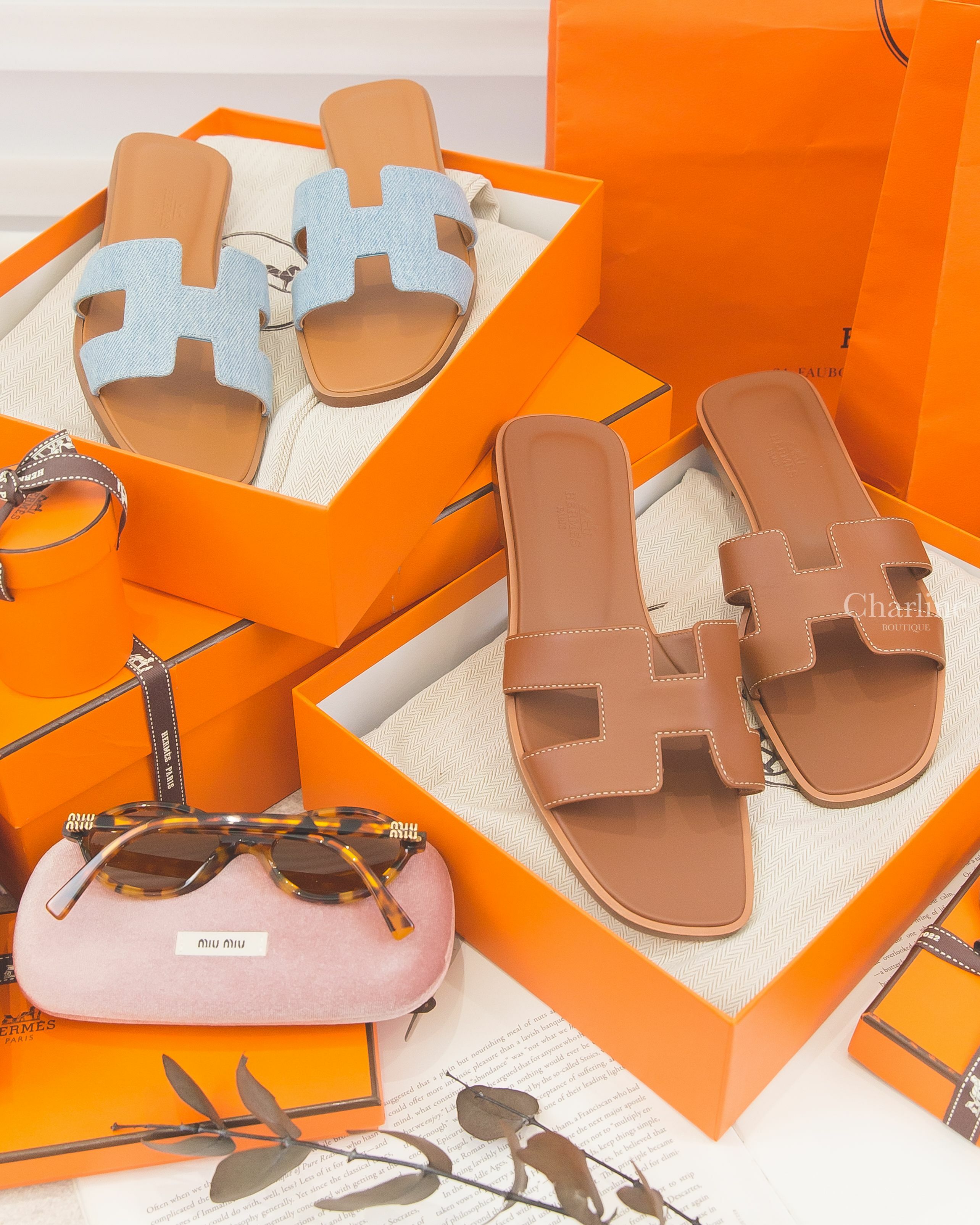 Hermès Oran 焦糖色H拖鞋,Hermès Oran 淺藍色牛仔H焦糖色拖鞋,Miu Miu 琥珀色橢圓框側邊金色字母太陽眼鏡-Charline Boutique 精品代購