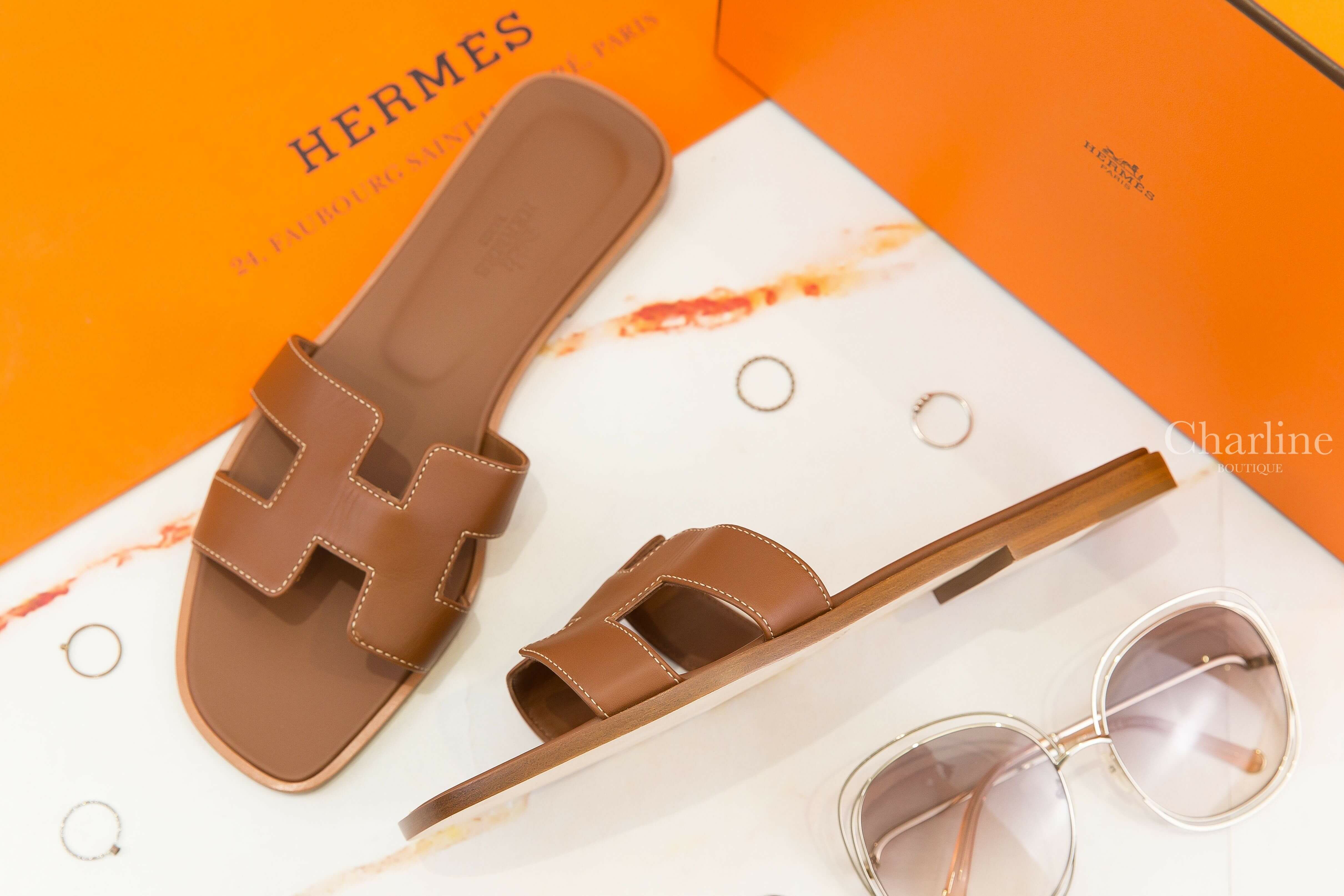 Hermès Oran Sandal 焦糖色 H Logo 小牛皮平底拖鞋-Charline Boutique 精品代購