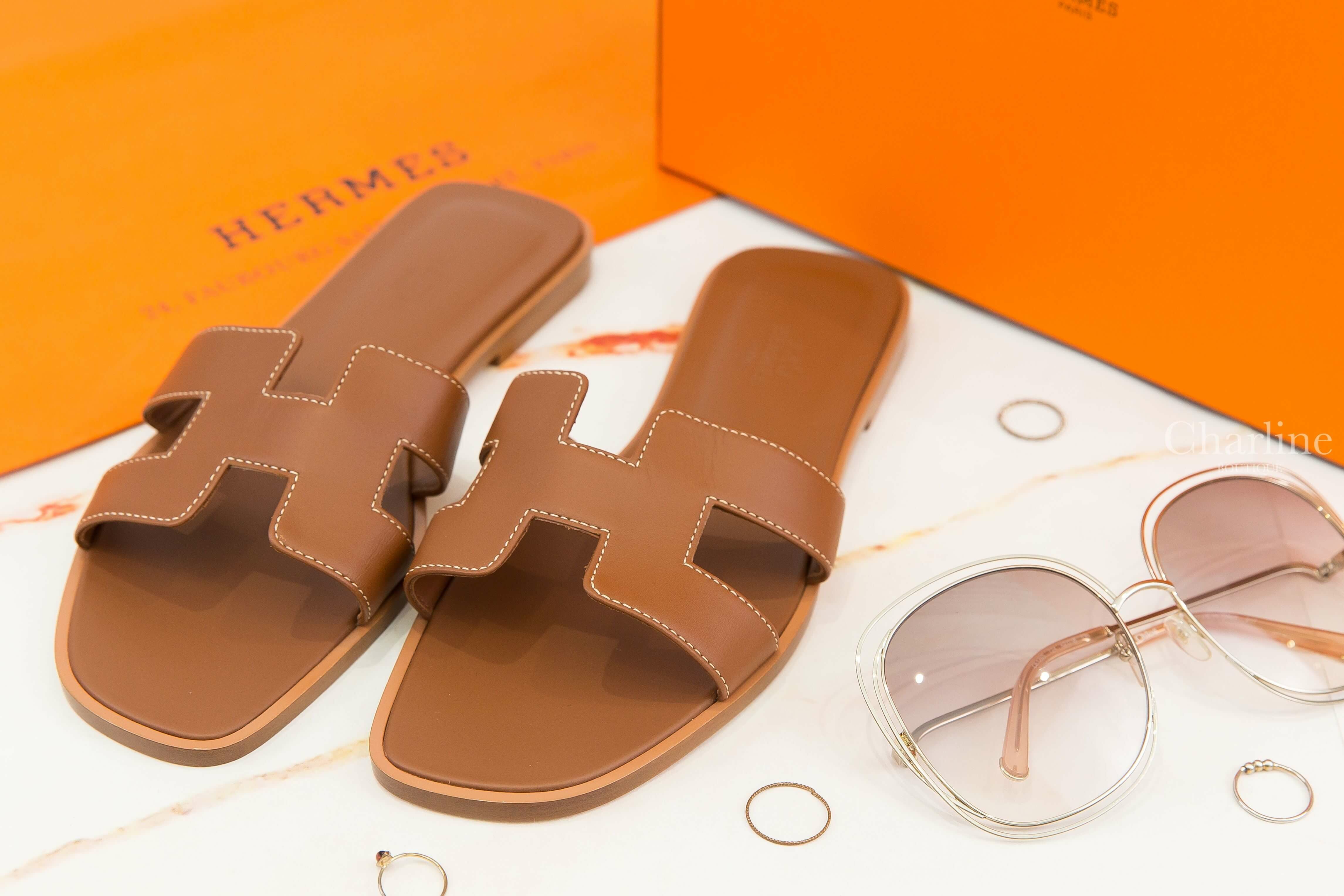 Hermès Oran Sandal 焦糖色 H Logo 小牛皮平底拖鞋-Charline Boutique 精品代購