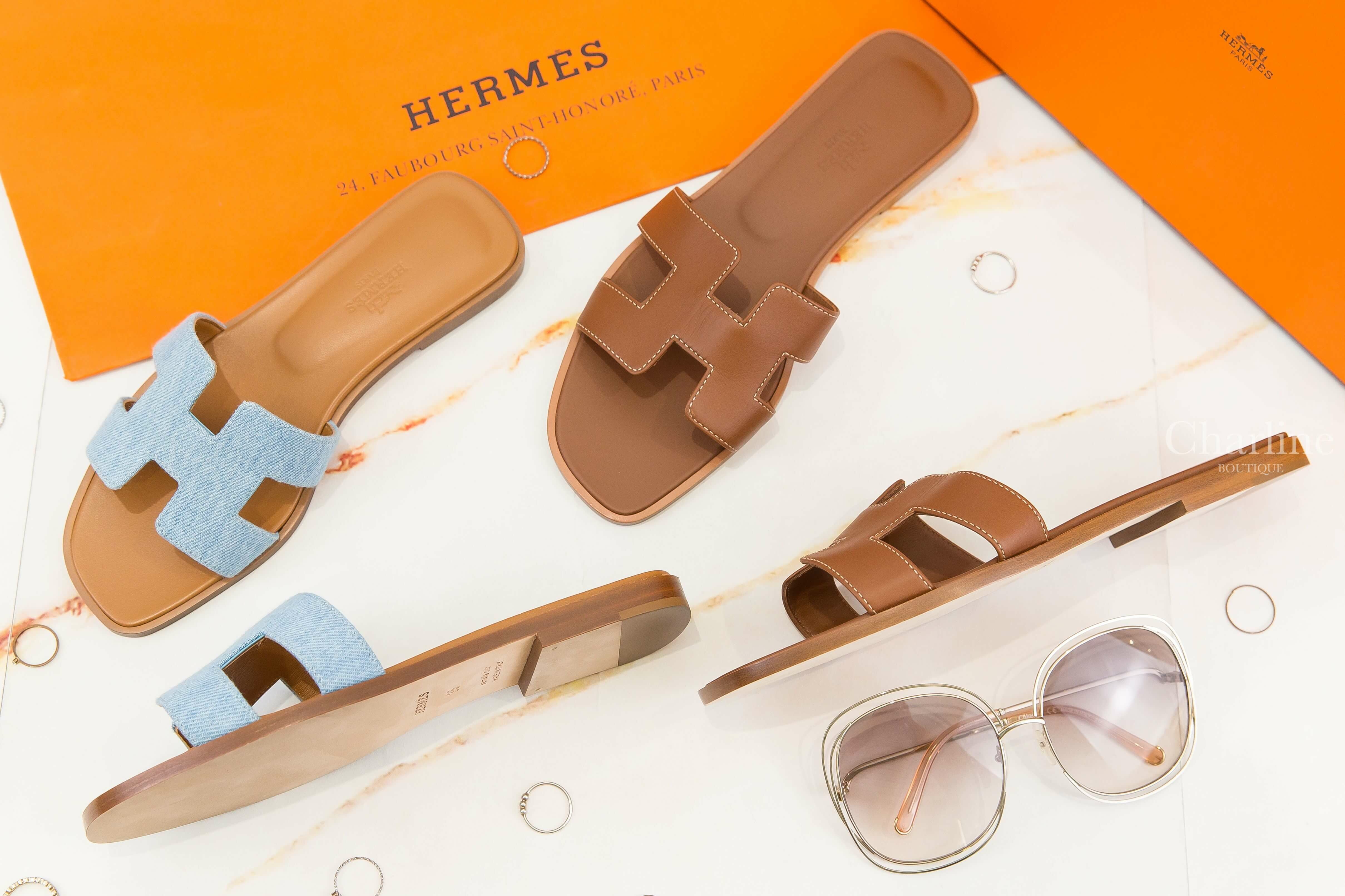Hermès Oran Sandal 焦糖色 H Logo 小牛皮平底拖鞋,Hermès Oran Sandal 淺藍色牛仔 H Logo 焦糖色小牛皮平底拖鞋-Charline Boutique 精品代購