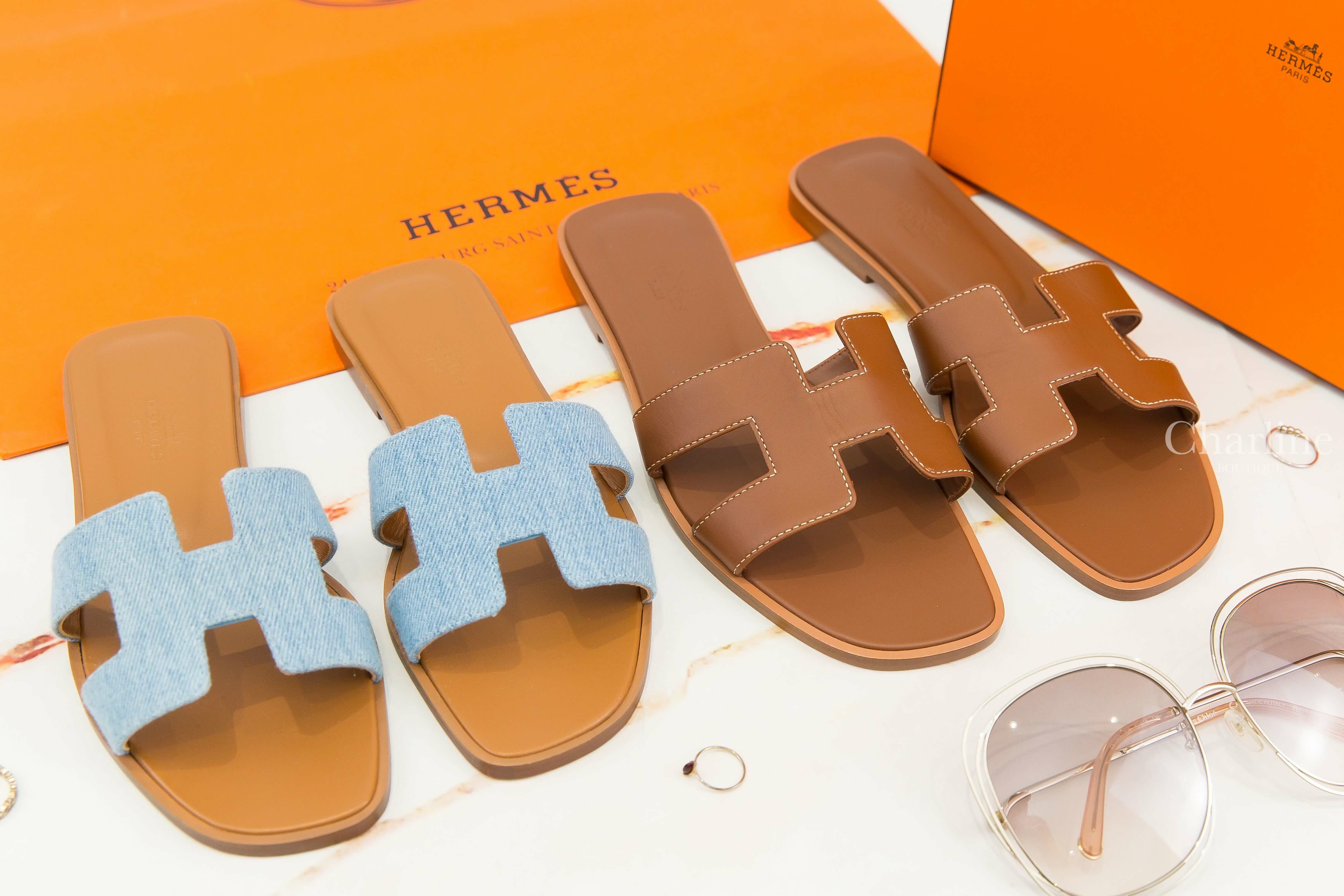 Hermès Oran Sandal 焦糖色 H Logo 小牛皮平底拖鞋,Hermès Oran Sandal 淺藍色牛仔 H Logo 焦糖色小牛皮平底拖鞋-Charline Boutique 精品代購