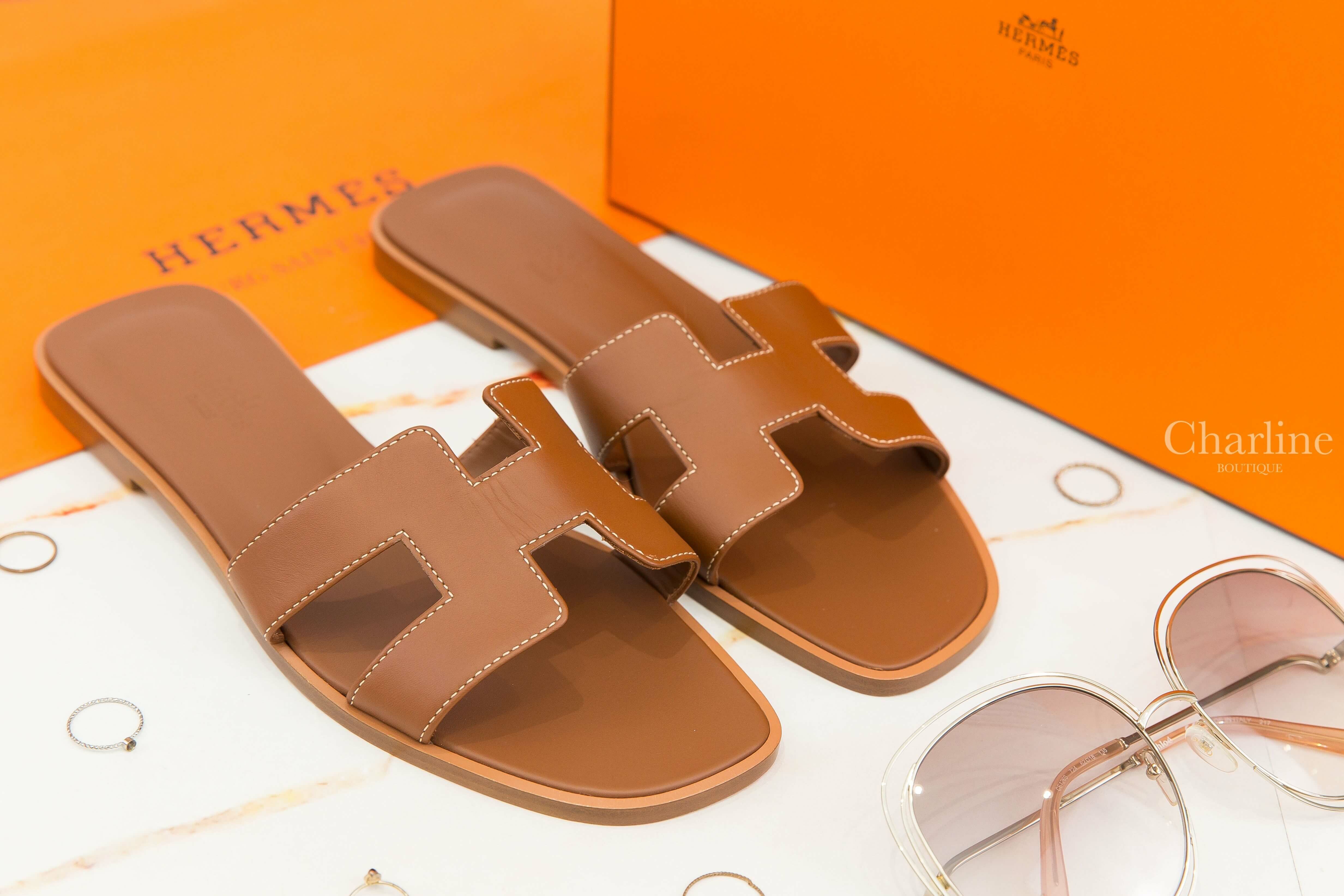 Hermès Oran Sandal 焦糖色 H Logo 小牛皮平底拖鞋