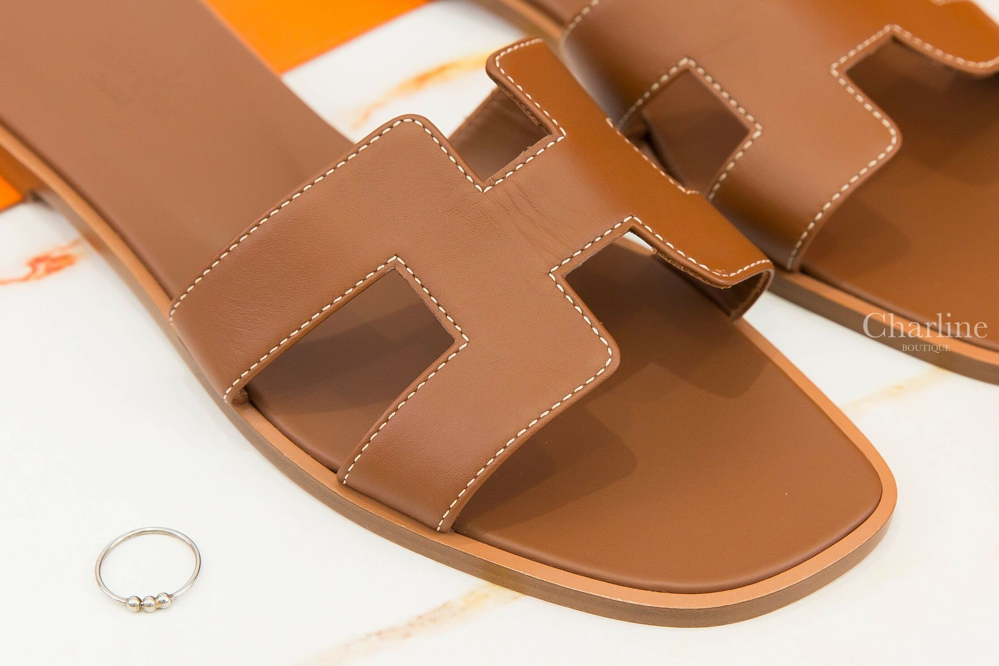 Hermès Oran Sandal 焦糖色 H Logo 小牛皮平底拖鞋