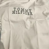 [S] TOMMY HILFIGER KIDS EMBROIDERED TOMMY STRIPE T-SHIRT,WHITE, 71J4198-100 (STH745)
