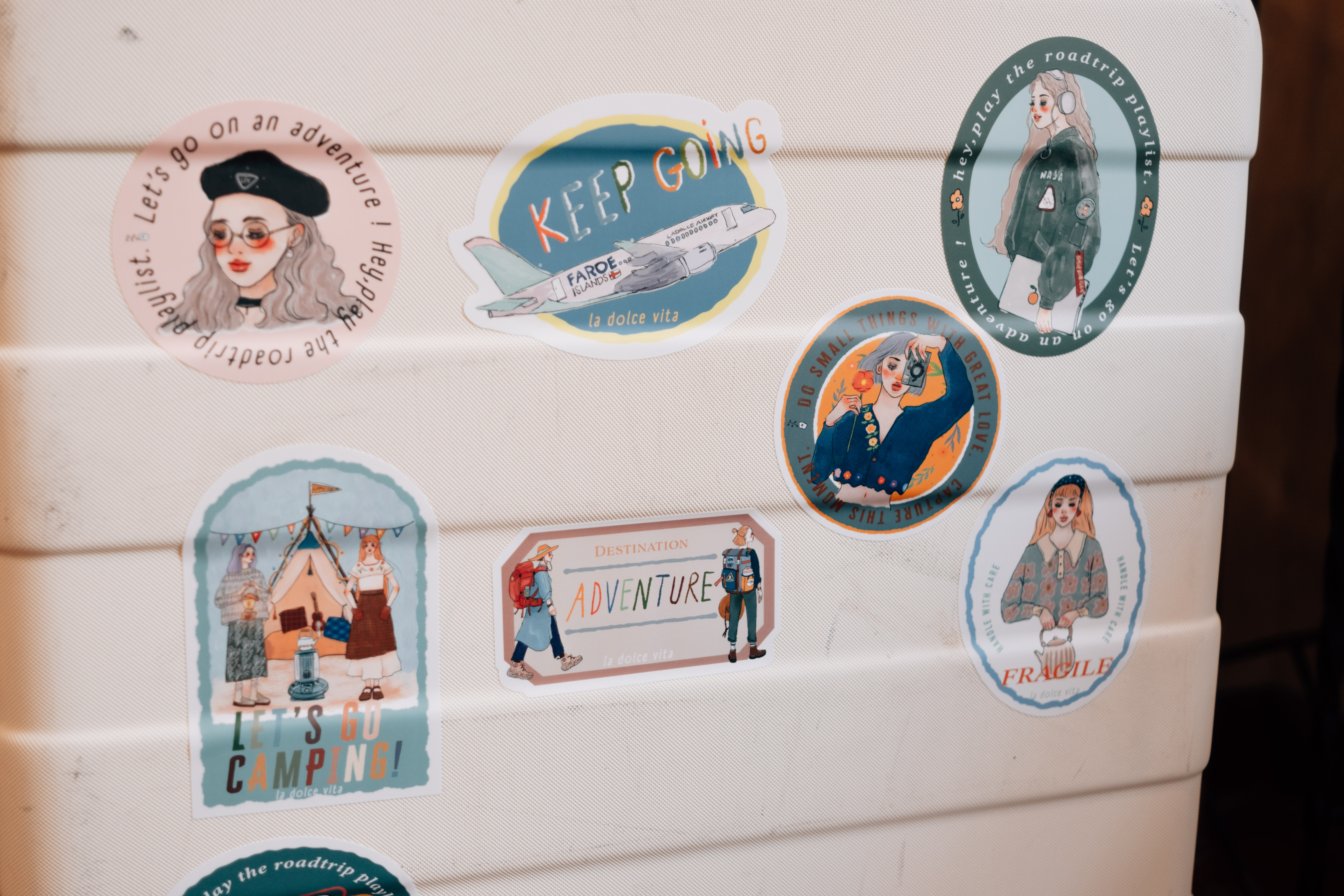 甜蜜生活旅行社 戶外防水大貼紙 行李箱貼紙 車貼｜甜蜜生活