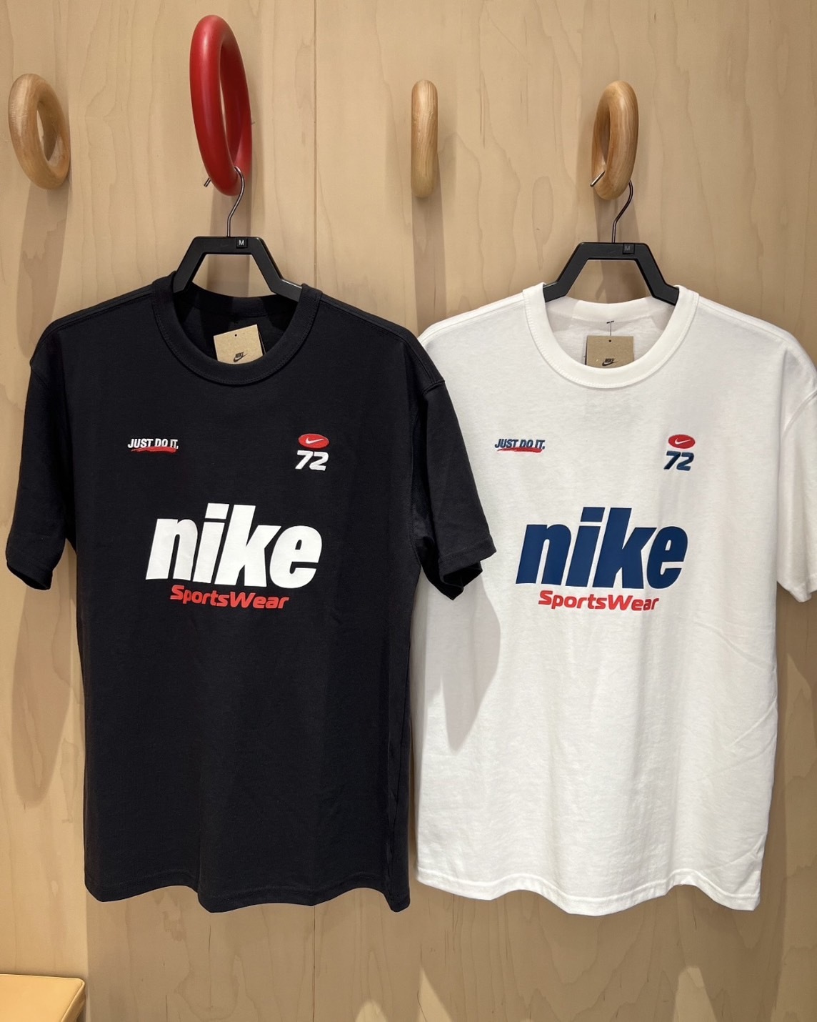 Nike Sportwear Premium Essentials 炭灰 白色 復古字體 美式仿賽車 大LOGO 刺繡寬鬆厚磅 男女款 短袖短T HQ1570