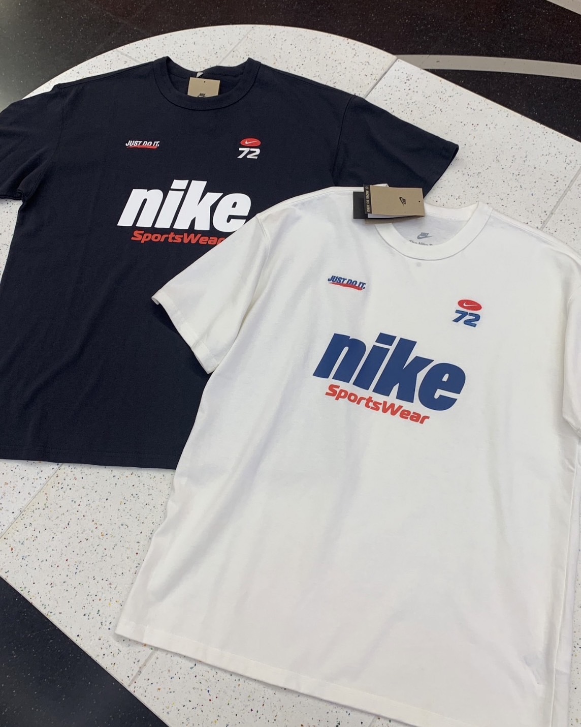Nike Sportwear Premium Essentials 炭灰 白色 復古字體 美式仿賽車 大LOGO 刺繡寬鬆厚磅 男女款 短袖短T HQ1570