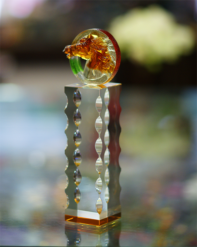 鹿港窯禮品館│經典獎盃 琉璃加水晶獎座 獎牌 馬到成功B