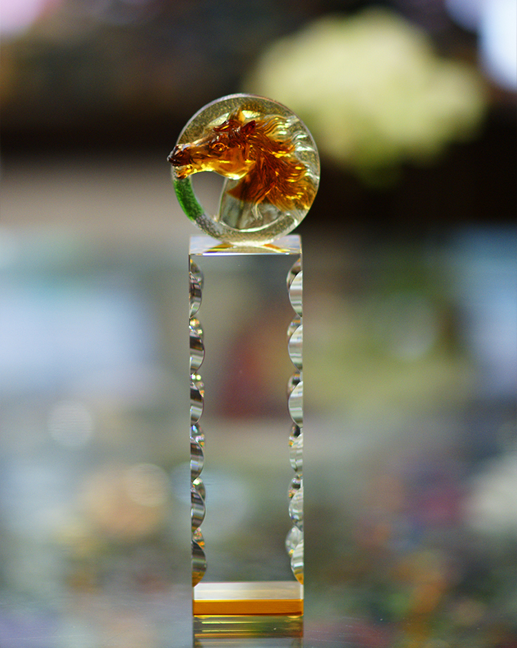 鹿港窯禮品館│經典獎盃 琉璃加水晶獎座 獎牌 馬到成功B