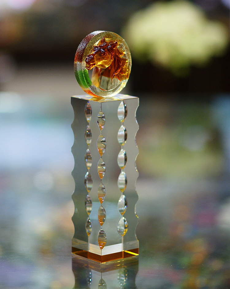 鹿港窯禮品館│經典獎盃 琉璃加水晶獎座 獎牌 馬到成功B