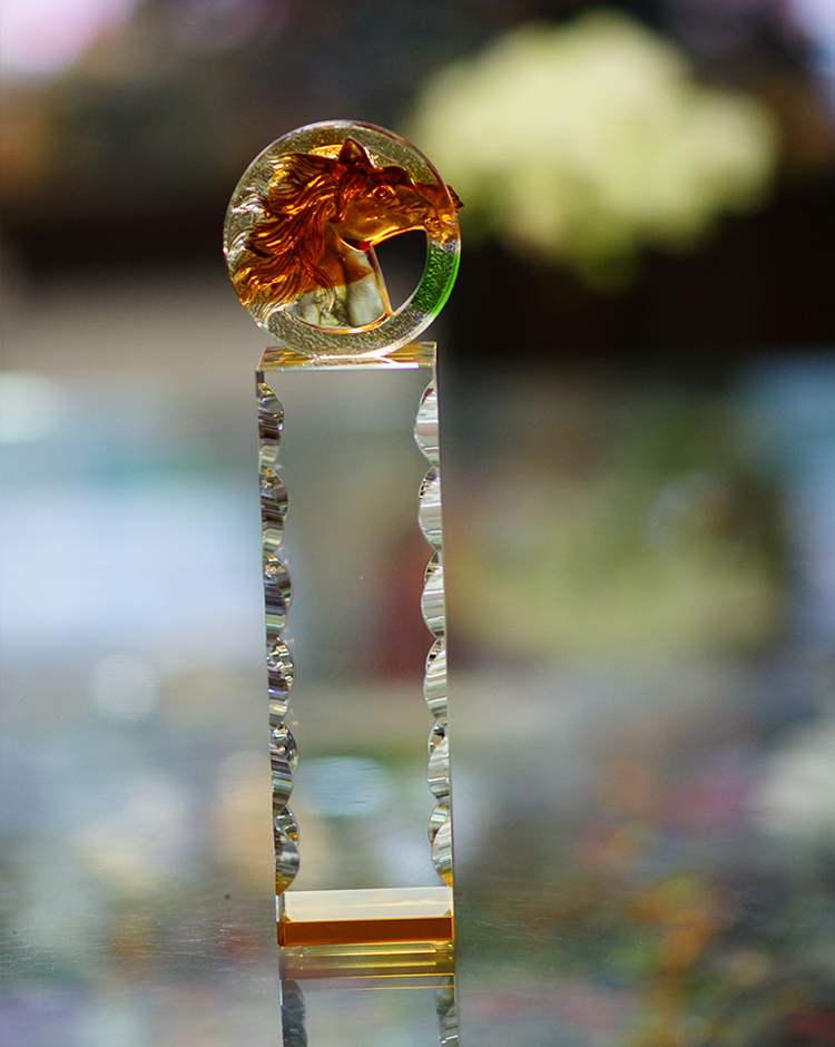 鹿港窯禮品館│經典獎盃 琉璃加水晶獎座 獎牌 馬到成功B