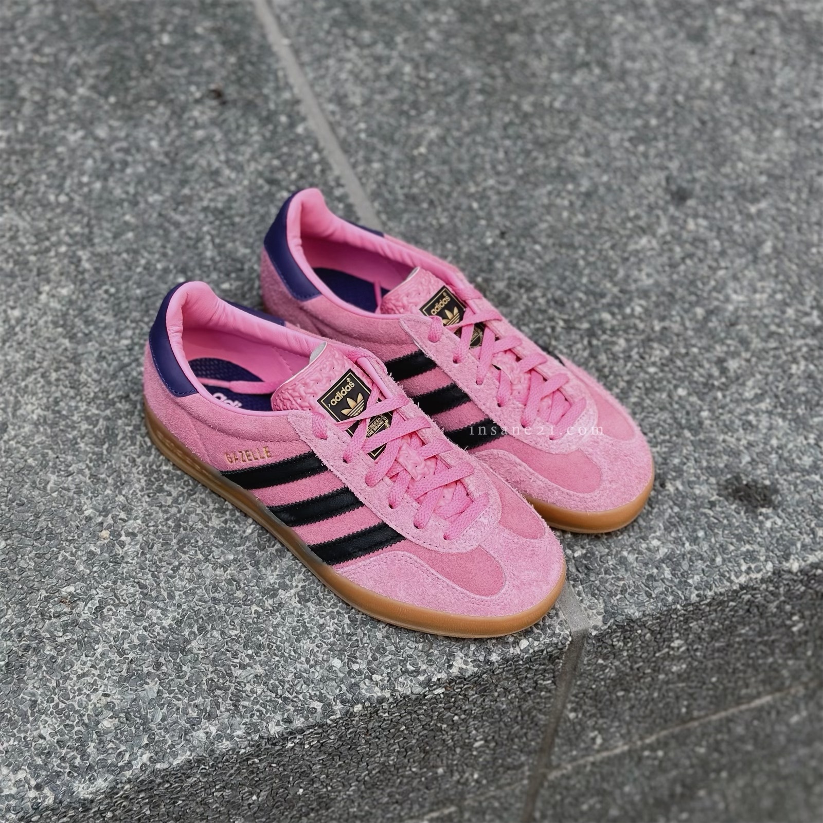 ADIDAS ORIGINALS GAZELLE INDOOR 粉黑 麂皮 復古鞋 女鞋 IE7002