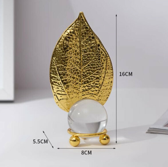 Popular decorative furnishings [crystal ball and green radish leaves]