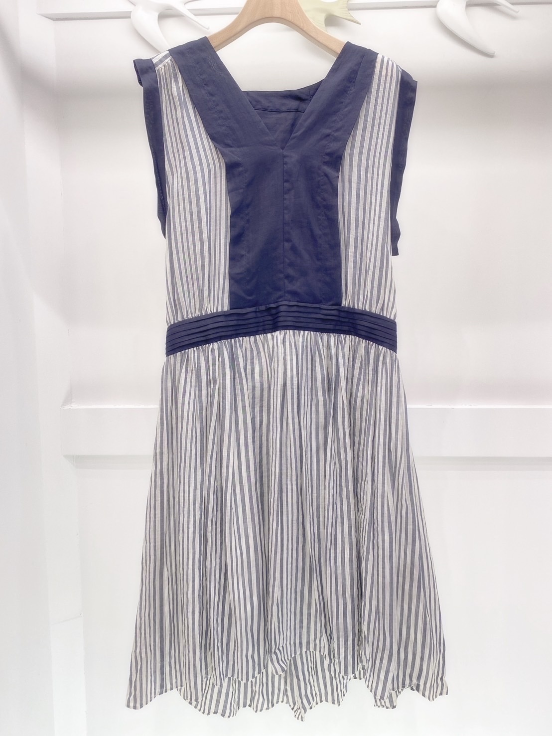 V領直條後簍空洋裝