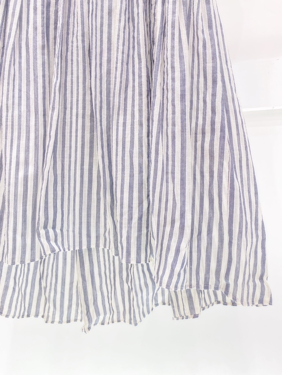 V領直條後簍空洋裝