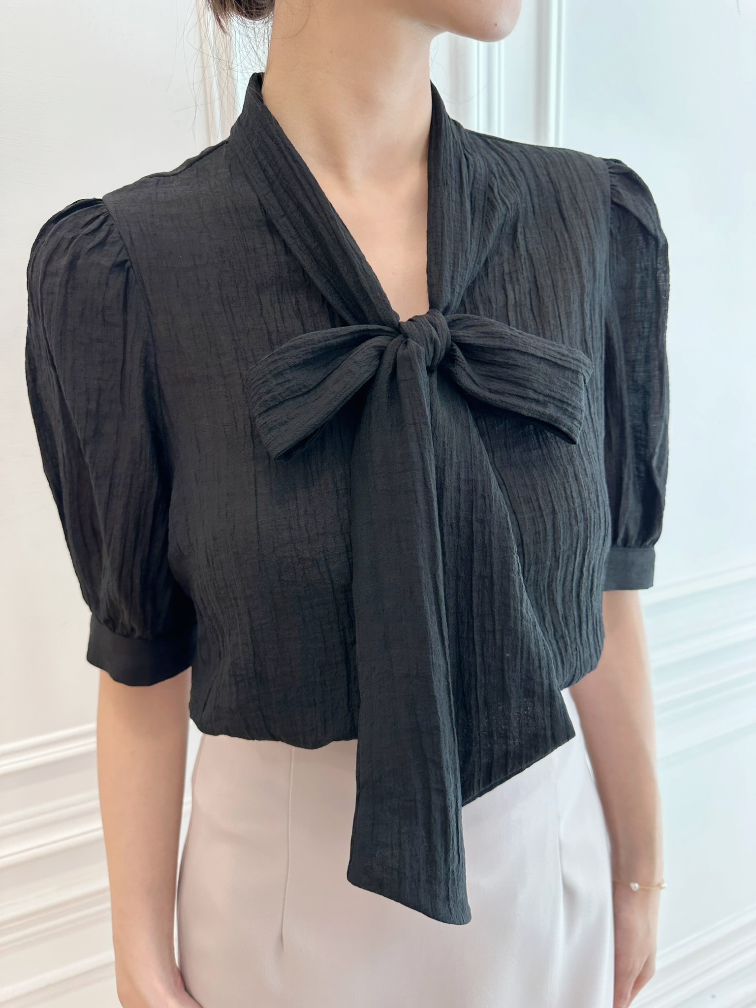 細緻壓紋短袖領巾上衣