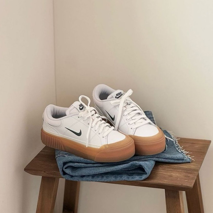 NIKE COURT LEGACY LIFT 鬆糕鞋 厚底 焦糖底 皮革 全白 FV5526-100 女鞋
