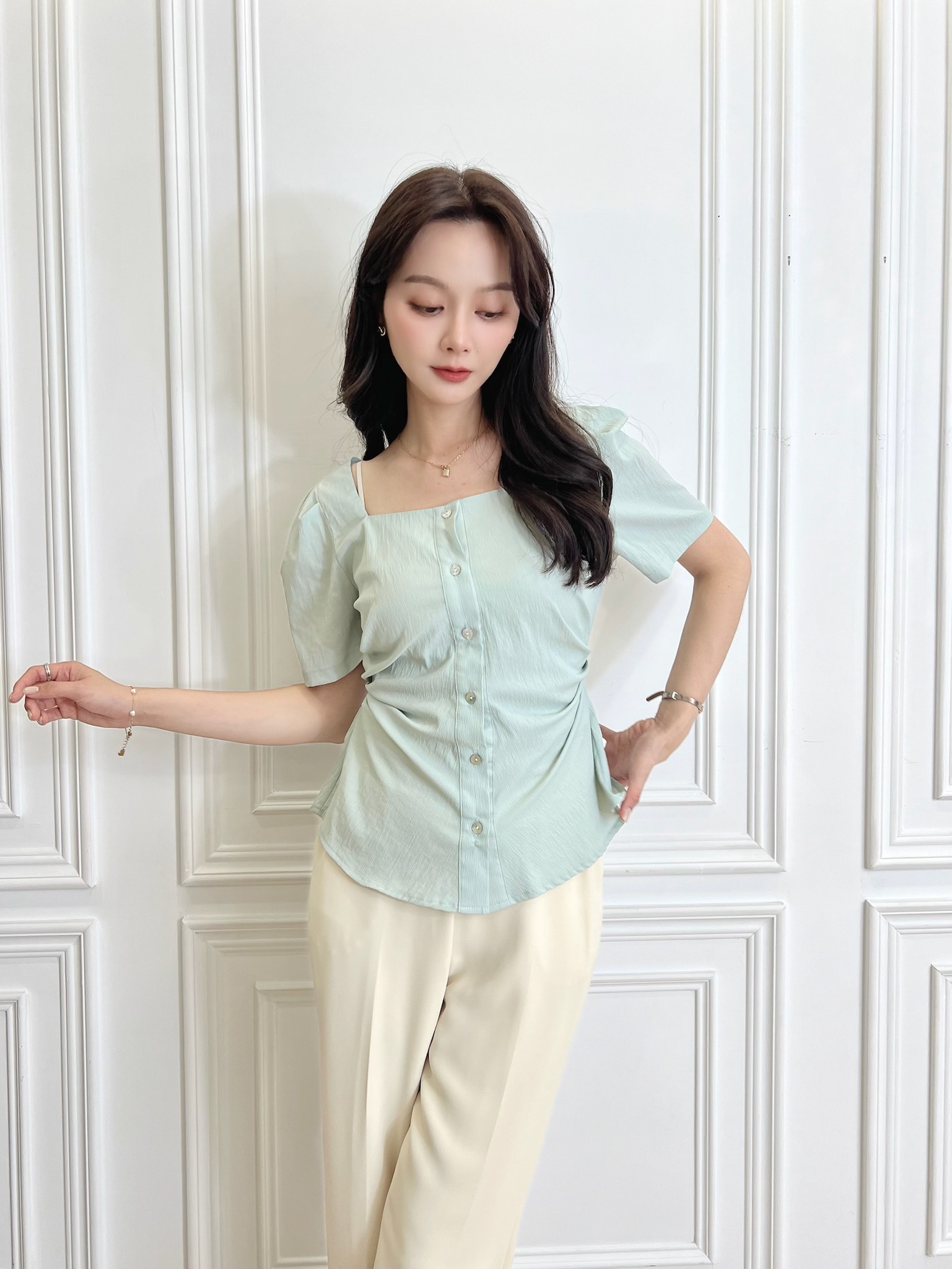 方領抓皺腰身鈕釦上衣