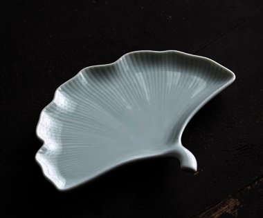 New retro ceramic ginkgo leaf tea tray (small pink and green) (size: length 16CM, width 20CM)