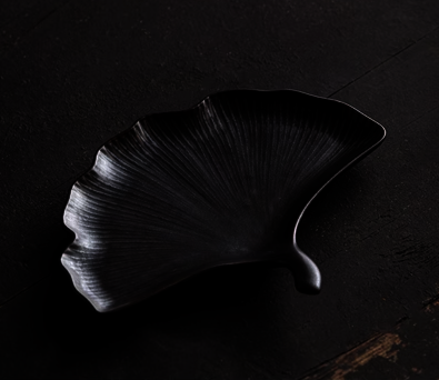 New retro ceramic ginkgo leaf tea tray (small black gold) (size: length 16CM, width 20CM)