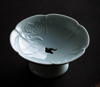 新款中式高腳瀝水陶瓷祥雲果盤(粉青)(尺寸:長16CM高7.5CM)