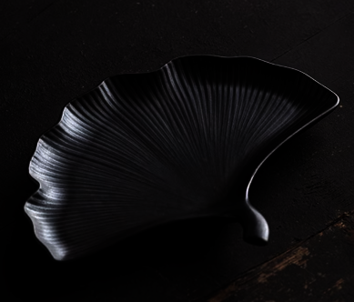 New retro ceramic ginkgo leaf tea tray (large black gold) (size: length 20CM width 25CM)