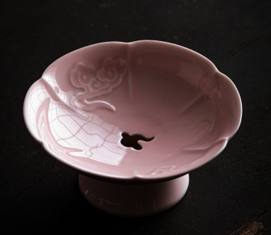 新款中式高腳瀝水陶瓷祥雲果盤(胭脂粉)(尺寸:長16CM高7.5CM)
