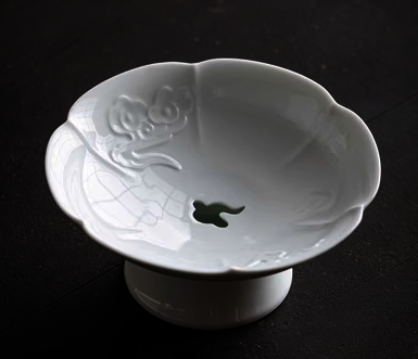 新款中式高腳瀝水陶瓷祥雲果盤(甜白)(尺寸:長16CM高7.5CM)