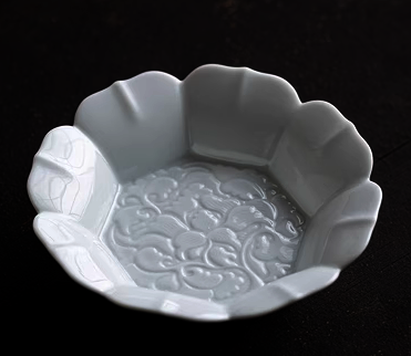 新款古典陶瓷祥雲點心盤(纏枝蓮雅韻碟-甜白)(尺寸:長13CM高3.5CM)