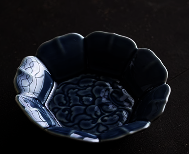 新款古典陶瓷祥雲點心盤(纏枝蓮雅韻碟-霽藍)(尺寸:長13CM高3.5CM)