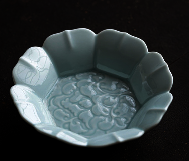 新款古典陶瓷祥雲點心盤(纏枝蓮雅韻碟-粉青)(尺寸:長13CM高3.5CM)