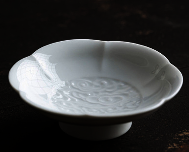 新款古典陶瓷祥雲六瓣點心盤(甜白)(尺寸:直徑13CM高4CM)