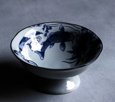 新款復古菱形高腳青花瓷茶點果盤(鯉魚)(尺寸:直徑12.3CM*高5.7CM)