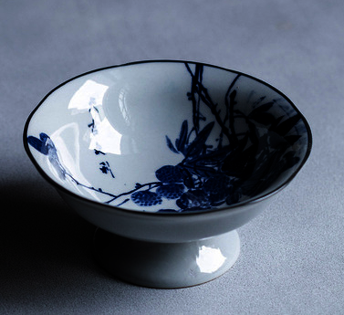 新款復古菱形高腳青花瓷茶點果盤(荔枝)(尺寸:直徑12.3CM*高5.7CM)