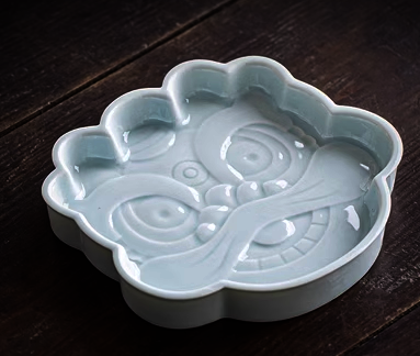 Hot Recommended Retro Embossed Ceramic Auspicious New Year Beast Refreshment Tray (Pink Blue) (Size: Length 15.5CM*Height 2.4CM)