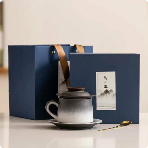 Hotly recommended ceramic tea water separation tea cup [gradient black and white "Jinghong" ceramic handle filter tea cup + saucer + spoon + gift box]