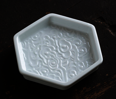 Hot selling Chinese exquisite ceramic tea tray (Six-sided Xiangyun-Sweet White) (size: width 13CM*height 2CM)